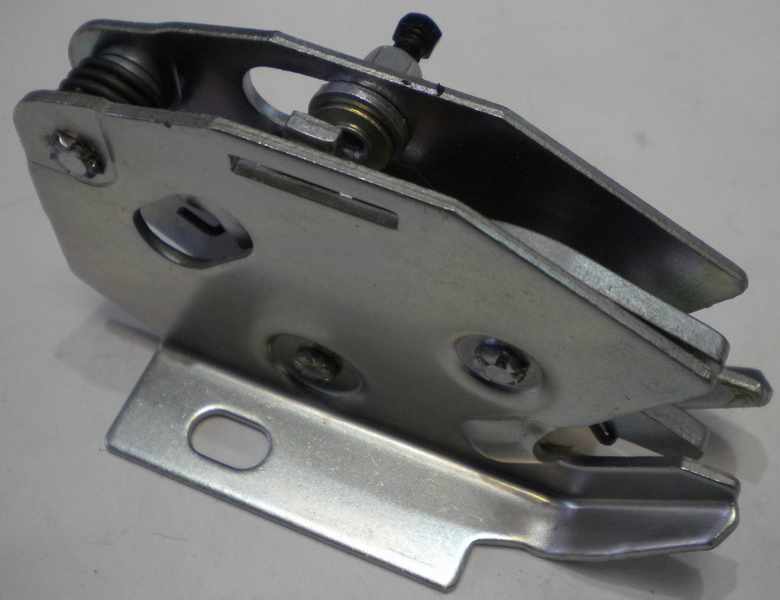 Фиксатор замка багажника ваз 2115. Ваз 2110 защелка. Ваз 2110 защелка. Крышки монтажного блока ваз 2110 замок. Замок крышки блока 2110-5325332.